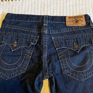 True religion billy bootcut in a 33. Perfect for petite shorter gals out there!